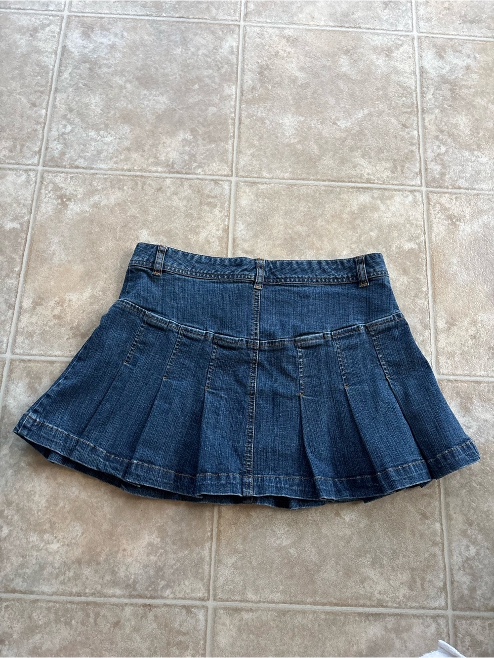 Y2K Women’s Guess Dark Blue Pleated Denim Mini Skirt - Picture 2 of 5